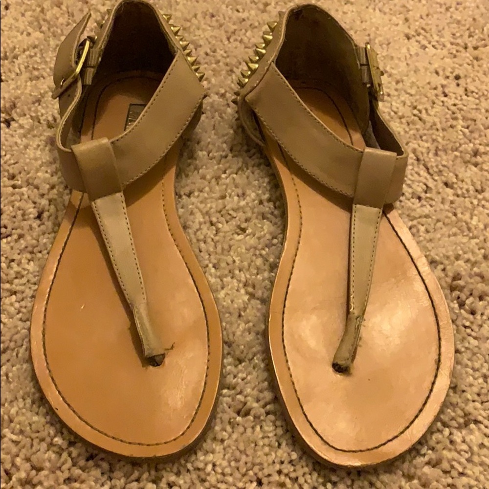 Nude sandals with gold